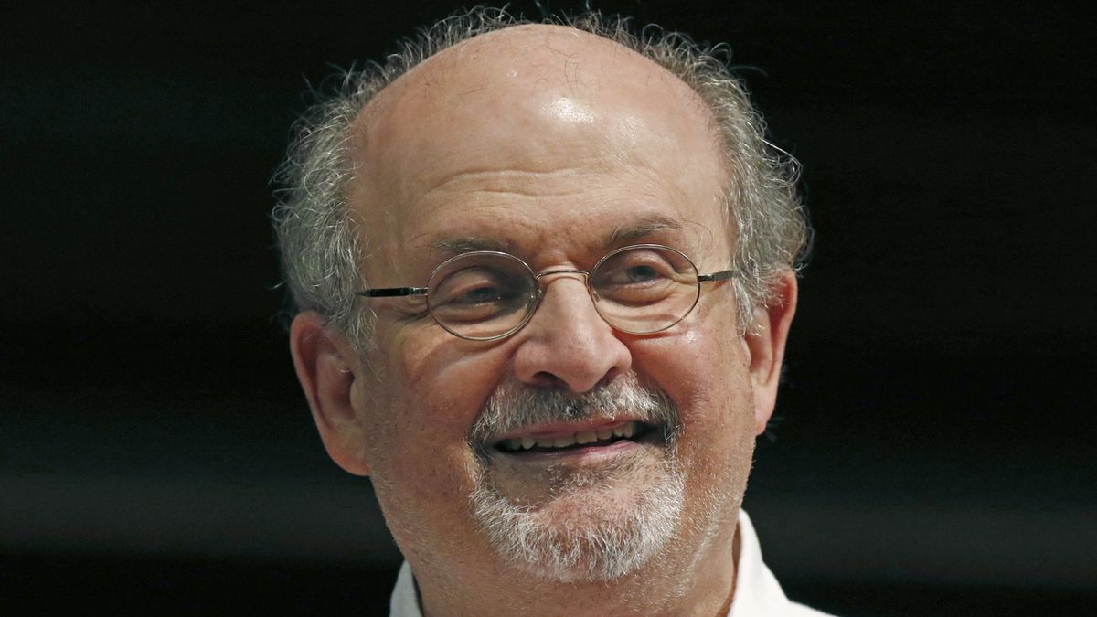 Salman Rushdie nevidí po útoku na jedno oko